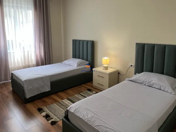 Durres, jepet me qera apartament 2+1+Ballkon Kati 2, 95 m² 1.000 € (Stacioni Trenit)