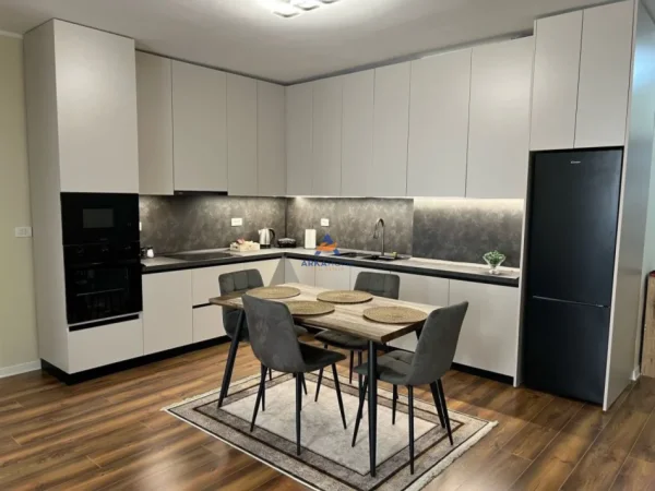 Durres, jepet me qera apartament 2+1+Ballkon Kati 2, 95 m² 1.000 € (Stacioni Trenit)