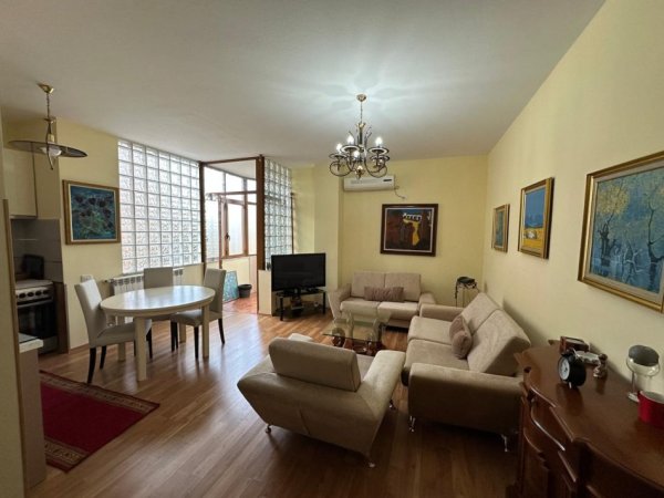 Tirane, jepet me qera apartament 1+1 Kati 4, 80 m² 650 € (Piazza)