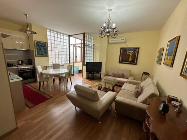 Tirane, jepet me qera apartament 1+1 Kati 4, 80 m² 650 € (Piazza)
