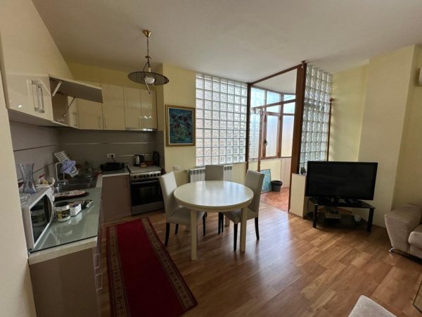Tirane, jepet me qera apartament 1+1 Kati 4, 80 m² 650 € (Piazza)