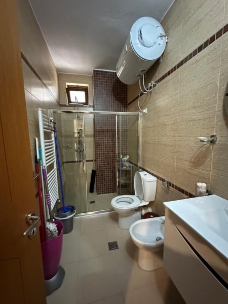 Tirane, jepet me qera apartament 1+1 Kati 4, 80 m² 650 € (Piazza)