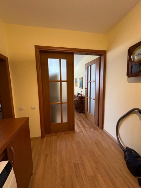 Tirane, jepet me qera apartament 1+1 Kati 4, 80 m² 650 € (Piazza)