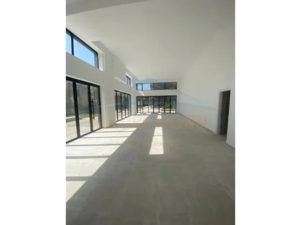 Tirane, jepet me qera ambjent biznesi Kati 0, 98 m² 2.000 € 