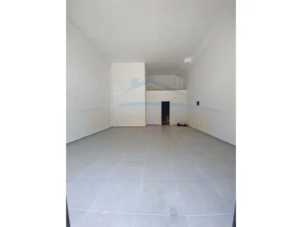 Tirane, jepet me qera ambjent biznesi Kati 0, 51 m² 750 € 