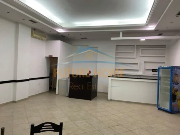 Tirane, jepet me qera ambjent biznesi Kati 0, 87 m² 300 € 