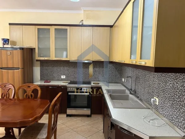 Tirane, shes apartament 2+1+Ballkon Kati 5, 113 m² 141.250 € (Pallatet e Verdha)