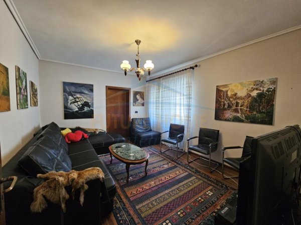 Tirane, jepet me qera apartament 4+1 Kati 5, 120 m² 900 € 