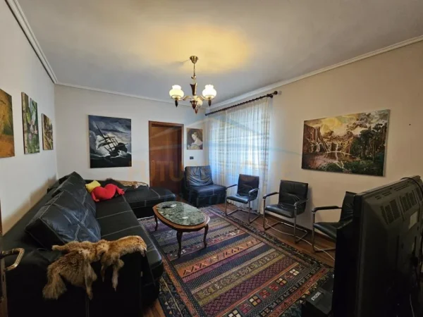 Tirane, jepet me qera apartament 4+1 Kati 5, 120 m² 800 €