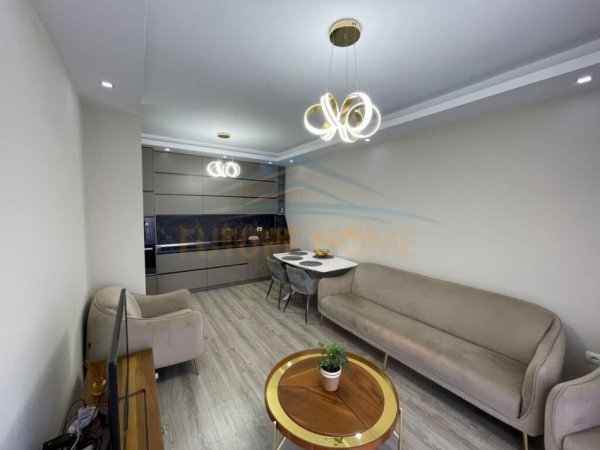 Tirane, jepet me qera apartament 2+1+Ballkon Kati 5, 92 m² 950 € 
