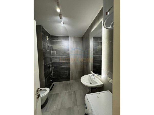 Tirane, jepet me qera apartament 2+1 Kati 8, 107 m² 800 € 