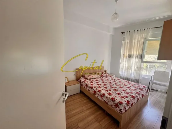 Tirane, jepet me qera apartament 2+1 Kati 2, 70 m² 500 € (ALI DEMI)