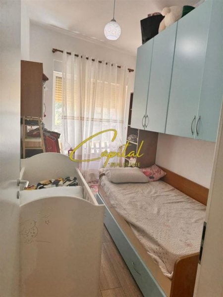Tirane, jepet me qera apartament 2+1 Kati 2, 70 m² 500 € (ALI DEMI)