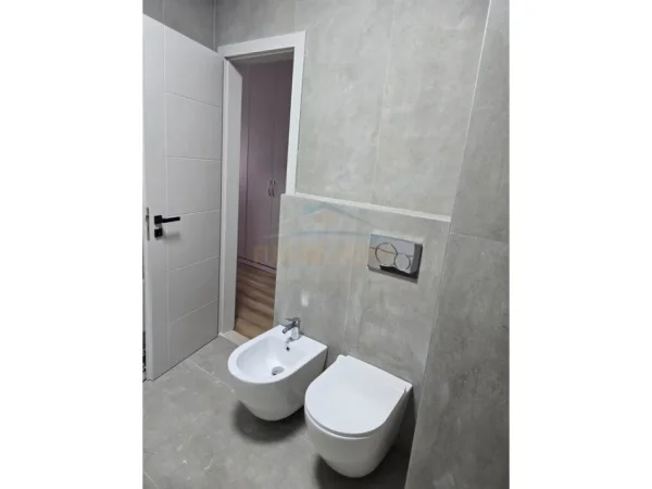 Tirane, jepet me qera apartament 2+1 Kati 3, 93 m² 700 € 