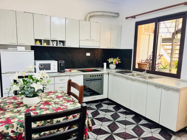Tirane, jepet me qera apartament 1+1+Ballkon Kati 1, 67 m² 400 € (BRRYL)