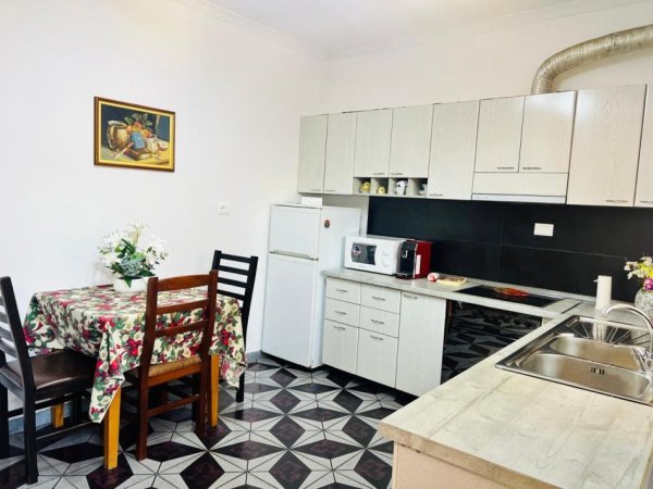 Tirane, jepet me qera apartament 1+1+Ballkon Kati 1, 67 m² 400 € (BRRYL)