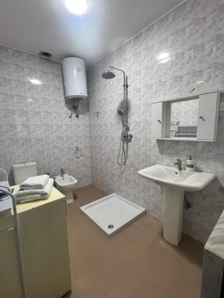 Tirane, jepet me qera apartament 1+1+Ballkon Kati 1, 67 m² 400 € (BRRYL)