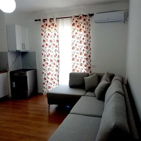 Tirane, shitet apartament 1+1+Ballkon Kati 3, 50 m² 110.000 € (Selite prane Xhamise)