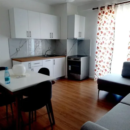 Tirane, shitet apartament 1+1+Ballkon Kati 3, 50 m² 110.000 € (Selite prane Xhamise)