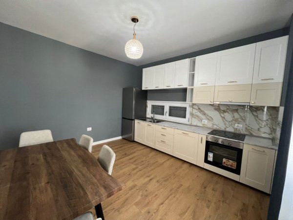 Tirane, jepet me qera apartament 2+1 Kati 2, 150 m² 900 € 