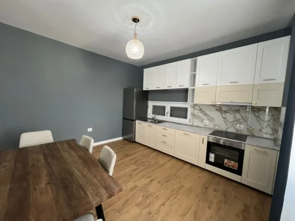 Tirane, jepet me qera apartament 2+1 Kati 2, 150 m² 900 € 