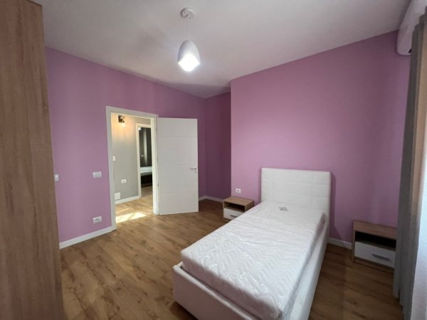 Tirane, jepet me qera apartament 2+1 Kati 2, 150 m² 900 € 