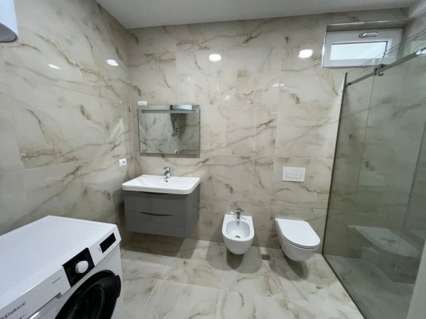 Tirane, jepet me qera apartament 2+1 Kati 2, 150 m² 900 € 