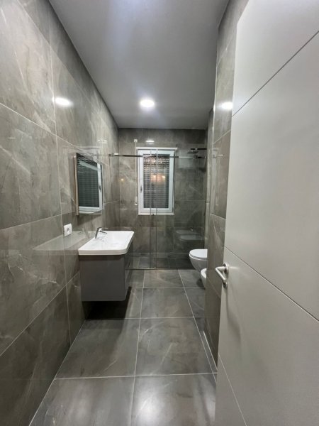 Tirane, jepet me qera apartament 2+1 Kati 2, 150 m² 900 € 