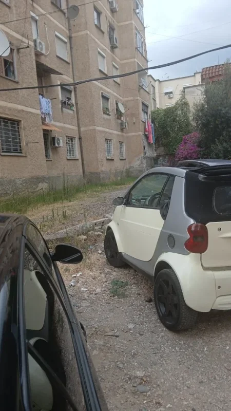Tirane, shes makine smart kabrio 600 benzin, e bardhë automatik Kondicioner 180.000 km 1.600 €