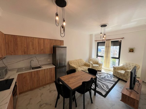 Tirane, jepet me qera apartament 1+1+Ballkon Kati 4, 65 m² 650 € (pazari i ri)
