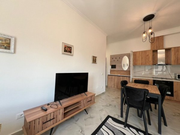Tirane, jepet me qera apartament 1+1+Ballkon Kati 4, 65 m² 650 € (pazari i ri)