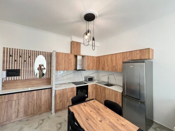 Tirane, jepet me qera apartament 1+1+Ballkon Kati 4, 65 m² 650 € (pazari i ri)
