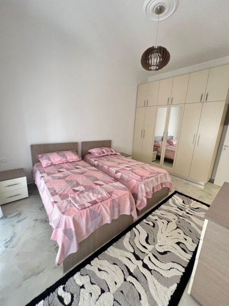 Tirane, jepet me qera apartament 1+1+Ballkon Kati 4, 65 m² 650 € (pazari i ri)