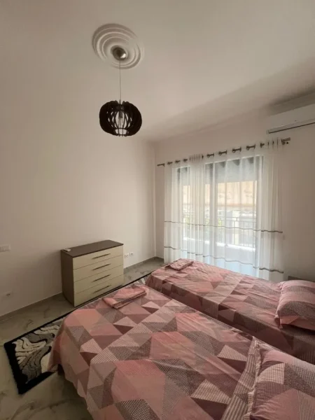 Tirane, jepet me qera apartament 1+1+Ballkon Kati 4, 65 m² 650 € (pazari i ri)