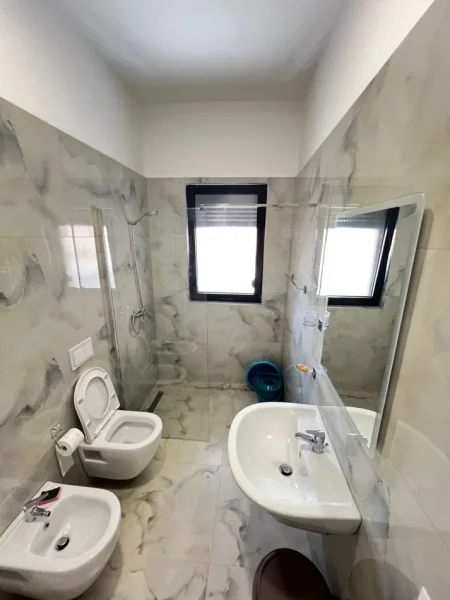 Tirane, jepet me qera apartament 1+1+Ballkon Kati 4, 65 m² 650 € (pazari i ri)