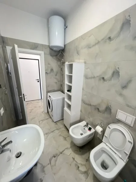 Tirane, jepet me qera apartament 1+1+Ballkon Kati 4, 65 m² 650 € (pazari i ri)