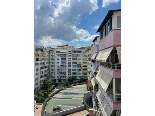 Tirane, jepet me qera apartament 2+1+Aneks+Ballkon Kati 7, 110 m² 700 € (KOMPLEKSI KIKA 1)