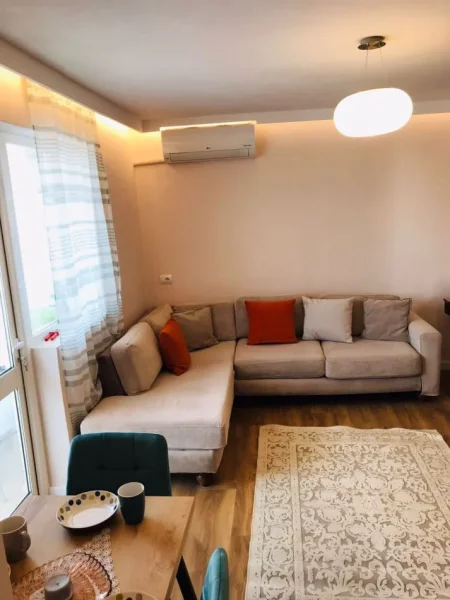Tirane, jepet me qera apartament 1+1+Ballkon Kati 5, 65 m² 650 € (mine peza)