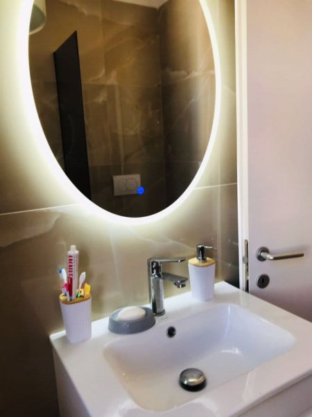 Tirane, jepet me qera apartament 1+1+Ballkon Kati 5, 65 m² 650 € (mine peza)