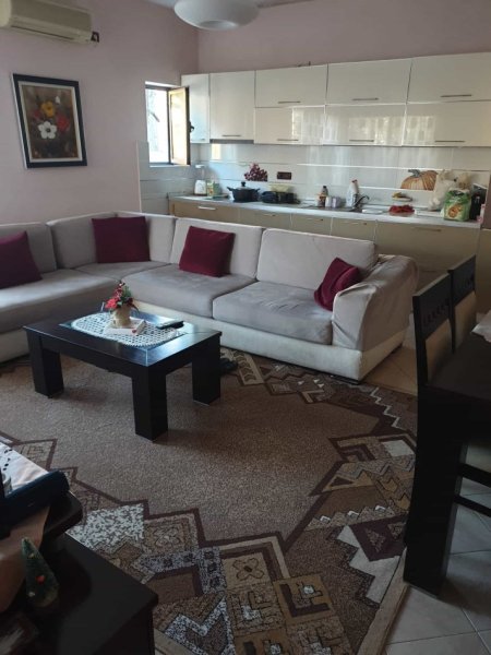 Tirane, jepet me qera Vile Kati 1, 140 m² 700 € (ish restorant durresi)