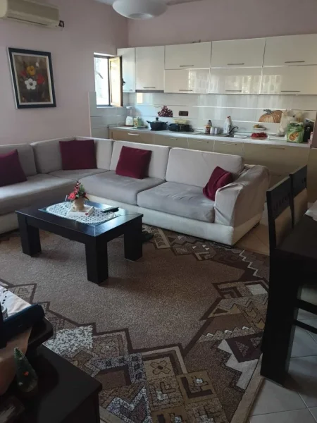 Tirane, jepet me qera Vile Kati 1, 140 m² 700 € (ish restorant durresi)