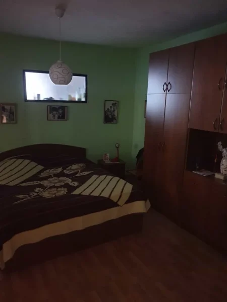 Tirane, jepet me qera Vile Kati 1, 140 m² 700 € (ish restorant durresi)