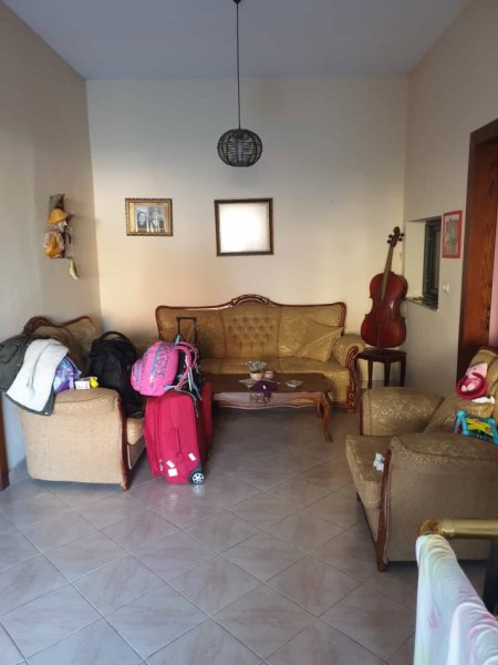 Tirane, jepet me qera Vile Kati 1, 140 m² 700 € (ish restorant durresi)
