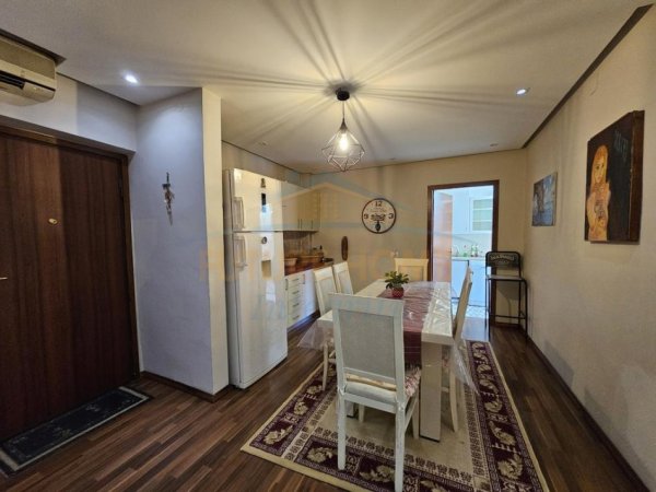 Tirane, jepet me qera apartament 1+1+Ballkon Kati 8, 70 m² 650 € 