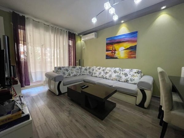 Tirane, jepet me qera apartament 2+1 Kati 1, 85 m² 350 € (Misto Mame, Pallatet Derveni)
