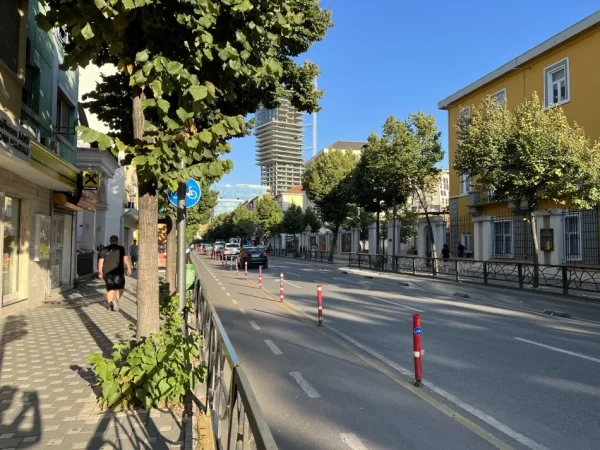 Tirane, jepet me qera apartament 1+1 Kati 8, 70 m² 600 € (Rruga Durresit Tirane)
