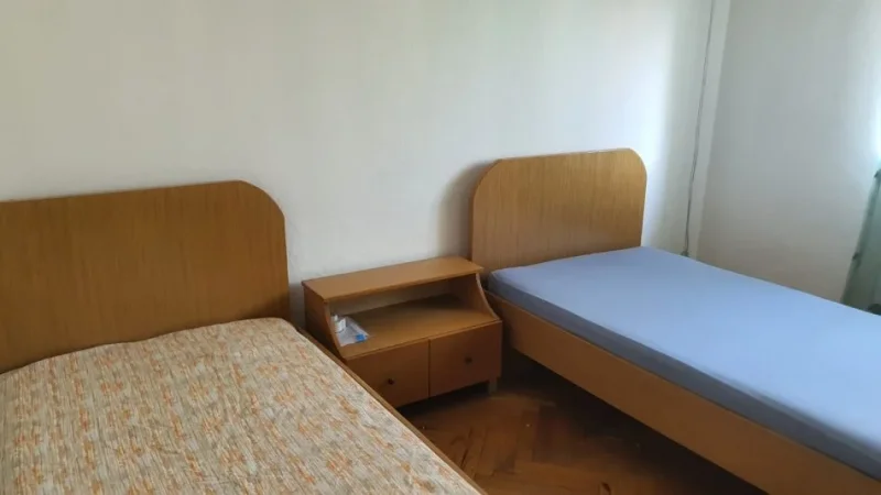 Tirane, jepet me qera apartament 1+1 Kati 3, 60 m² 500 € (Xhamlliku)