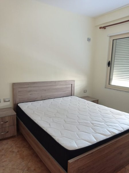 Tirane, jepet me qera apartament 1+1 Kati 4, 60 m² (Pran Zgara Jone,5 Maji)