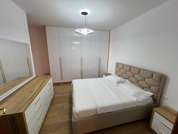 Tirane, jepet me qera apartament 2+1+Ballkon , 110 m² 800 € (Rruga e Kavajes, Perballe Kompleksit Delijorgji)