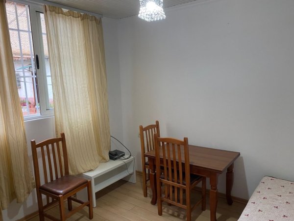 Tirane, jepet me qera shtepi 1+1+Ballkon Kati 0, 56 m² 400 € (ne rrugen Sulejman Delvina Tirane.)